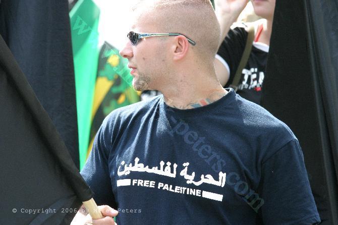 Skinhead mit T-Shirt "Free Palestine"