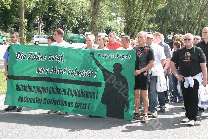 Neonazis mit Transparent "Aufstehen gegen globalen Kapitalismus! Nationaler Sozialismus jetzt!"
