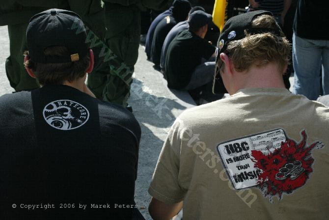 Neonazis mit T-Shirt "Hatecore" und T-Shirt "H8C is more then music" mit Schlagring und Blutlache