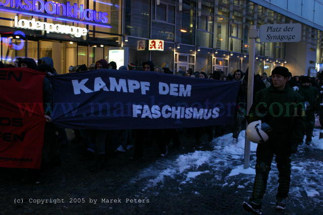 Transparent "Kampf dem Faschismus" am Schild "Platz der Synagoge" in Pforzheim