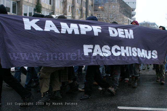 DemonstrantInnen hinter Transparent "Kampf dem Faschismus"