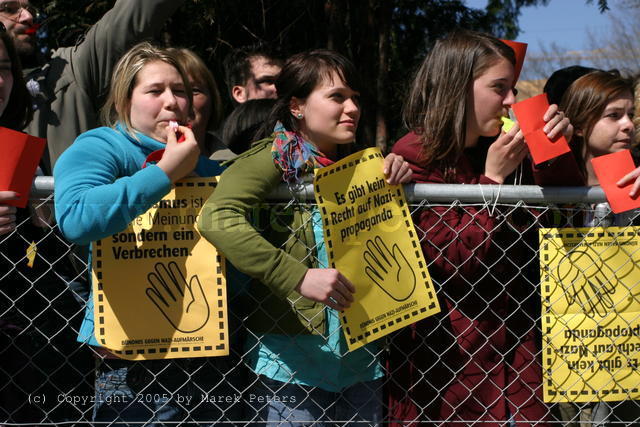 Jugendliche protestieren mit Plakaten "Es gibt kein Recht auf Nazipropaganda", Trillerpfeifen und roten Karten