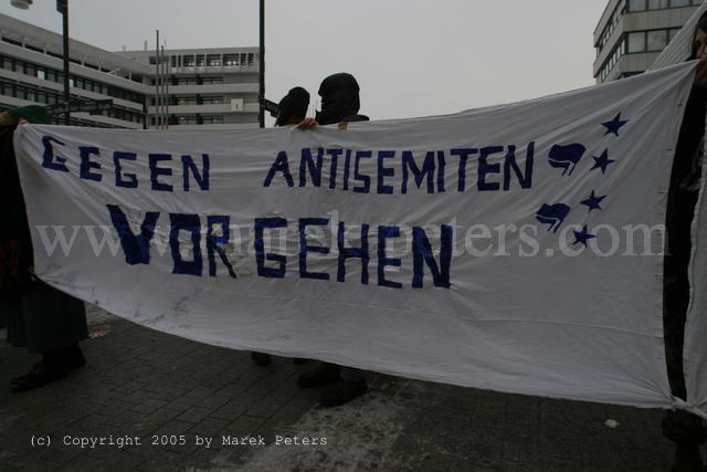 Transparent "Gegen Antisemiten vorgehen" vor dem Rathaus Pforzheim