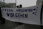 Transparent "Gegen Antisemiten vorgehen" vor dem Rathaus Pforzheim