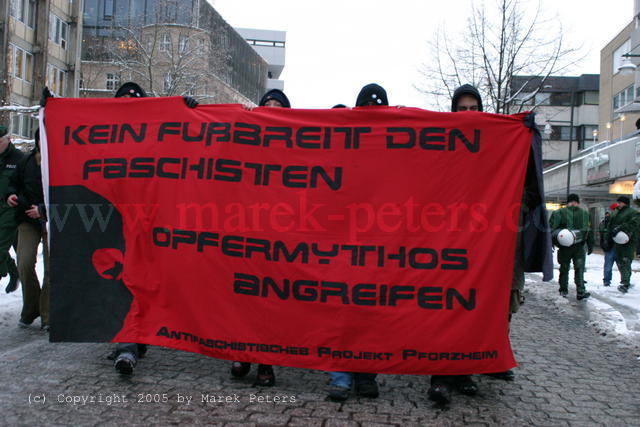 Transparent "Kein Fussbreit den Faschisten - Opfermythos angreifen - Antifaschistisches Projekt Pforzheim"