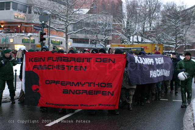 Demonstration "Kein Fussbreit den Faschisten - Opfermythos angreifen - Antifaschistisches Projekt Pforzheim"