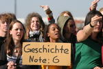 Bunte Jugendliche am Rande einer Neonazikundgebung: "Geschichte Note: 6" und Stinkefinger für die Nazis