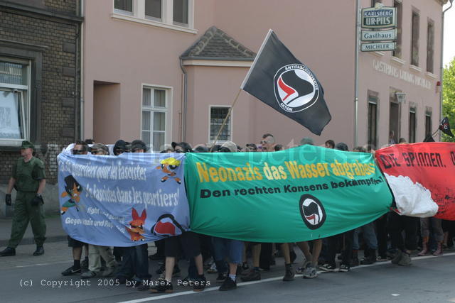 Transparent "Neonazis das Wasser abgraben! Den rechten Konsens bekämpfen!", Fahne "Antifaschistische Aktion"