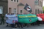Transparent "Neonazis das Wasser abgraben! Den rechten Konsens bekämpfen!", Fahne "Antifaschistische Aktion"
