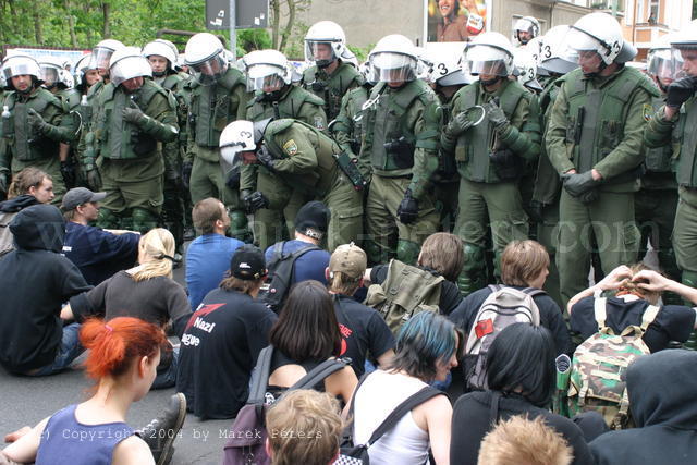 Antifaschistische Sitzblockade gegen NPD-Demonstration