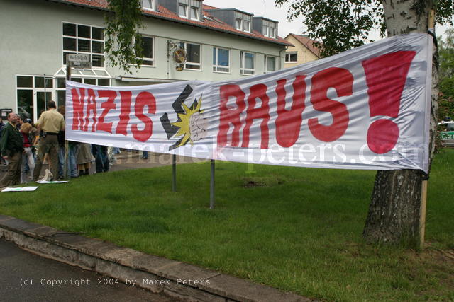 Transparent "Nazis raus!" mit Faust, die ein Hakenkreuz zerschlägt
