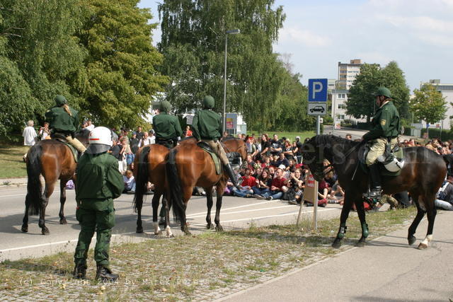 Polizeireiter vor antifaschistischer Sitzblockade