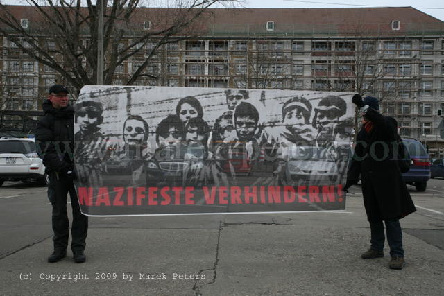 Protest gegen Naziaufmarsch mit Transparent "Nazifeste verhindern"