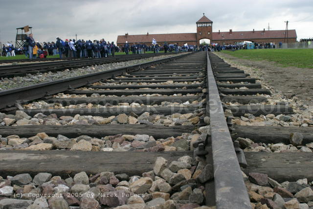 Mit der deutschen Bahn in die Gaskammer: Bahngleise im Vernichtungslager Auschwitz-Birkenau