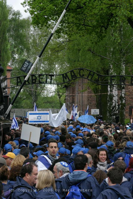 Demonstranten mit Israel-Fahne unter dem Torbogen "Arbeit macht frei" des Konzentrationslagers Auschwitz