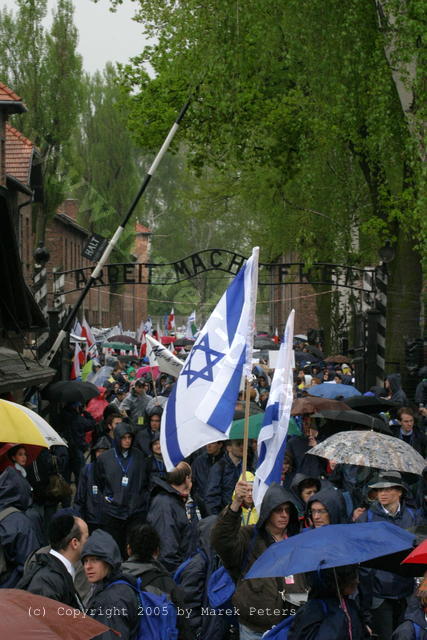 Demonstranten mit Israel-Fahnen unter dem Torbogen "Arbeit macht frei" des Konzentrationslagers Auschwitz