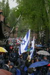 Demonstranten mit Israel-Fahnen unter dem Torbogen "Arbeit macht frei" des Konzentrationslagers Auschwitz