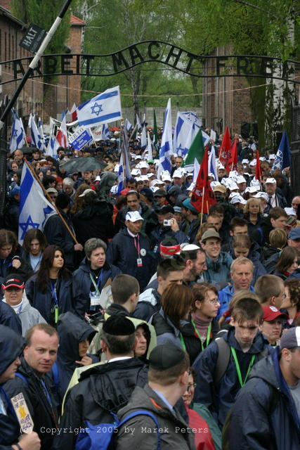 Demonstranten mit Israel-Fahnen unter dem Torbogen "Arbeit macht frei" des Konzentrationslagers Auschwitz