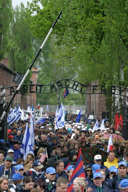 Demonstranten mit Israel-Fahnen unter dem Torbogen "Arbeit macht frei" des Konzentrationslagers Auschwitz