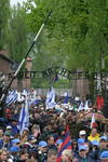 Demonstranten mit Israel-Fahnen unter dem Torbogen "Arbeit macht frei" des Konzentrationslagers Auschwitz