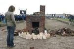 Gedenken an Kaminruine einer Gefangenenbaracke des Konzentrationslagers Auschwitz