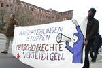 Flüchtlinge mit Transparent "Abschiebungen stoppen - Menschenrechte verteidigen"