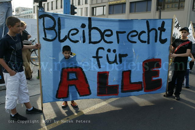 Kinder demonstrieren mit Transparent für "Bleiberecht für alle"