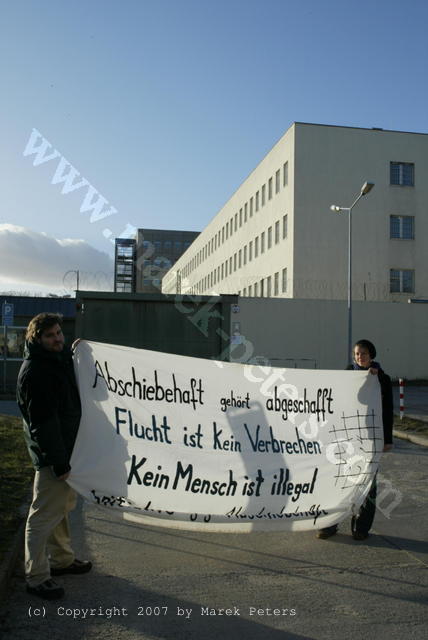 DemonstrantInnen mit Transparent vor Abschiebegefängnis Berlin-Köpenick