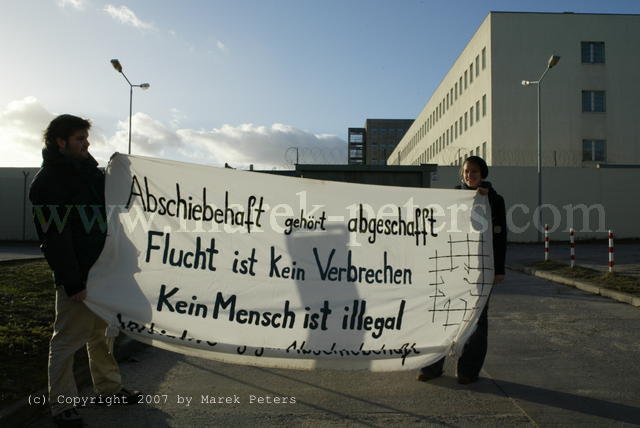 DemonstrantInnen mit Transparent vor Abschiebegefängnis Berlin-Köpenick