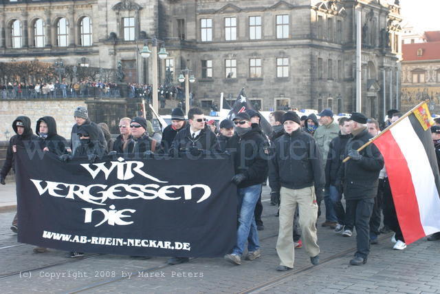 Neonazis des Aktionsbüro Rhein-Neckar mit Transparent "Wir vergessen Nie"