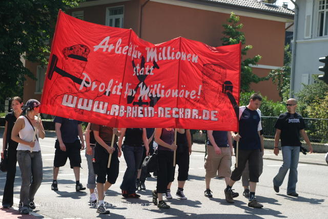 Transparent "Arbeit für Millionen statt Profit für Millionäre! www.ab-rhein-neckar.de" des AB Rhein Neckar