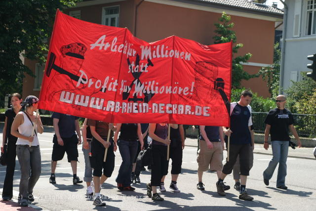Transparent "Arbeit für Millionen statt Profit für Millionäre! www.ab-rhein-neckar.de" des AB Rhein Neckar
