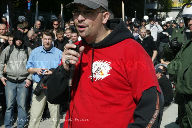 Pablo Allgeier hält eine Rede bei einer NPD Demonstration - "Rastatt" auf T-Shirt