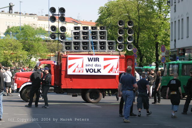 Roter LKW mit vielen Lautsprechern und Aufschrift "NPD - JN - Wir sind das Volk"