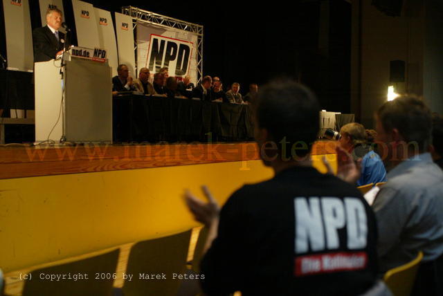Mann in T-Shirt "NPD" klatscht bei Rede beim NPD-Bundesparteitag