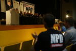 Mann in T-Shirt "NPD" klatscht bei Rede beim NPD-Bundesparteitag