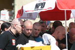 Skinheads beim T-Shirt-Einkauf am NPD-Stand