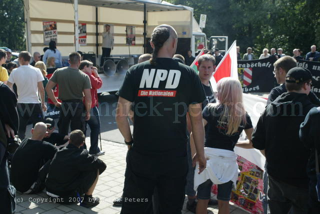 Neonazi mit T-Shirt "NPD - Die Nationalen"