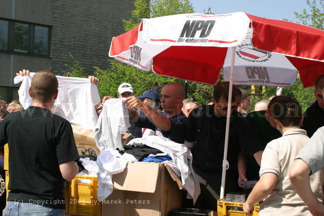 Skinhead am T-Shirt- und Musik-CD-Verkauf am NPD-Stand