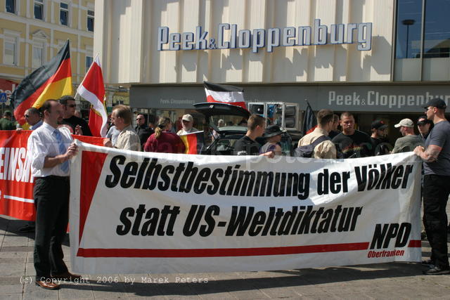 Transparent "Selbstbestimmung der Völker statt US-Weltdiktatur" der "NPD Oberfranken"