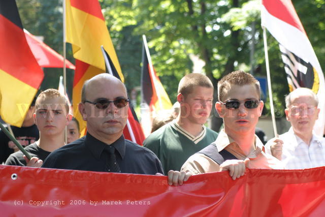 Peter Marx und Frank Franz hinter Transparent