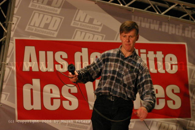Frank Rennicke kümmert sich auf dem NPD-Bundesparteitag um Mikrofon
