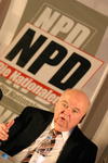 DVU-Bundesvorsitzender Gerhard Frey bei Pressekonferenz nach NPD-Bundesparteitag vor Hintergrund "NPD Die Nationalen"
