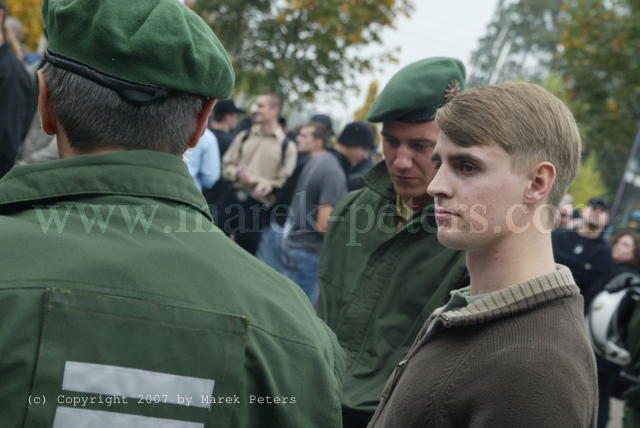 Versammlungsleiter Mario Matthes verhandelt mit der Polizei