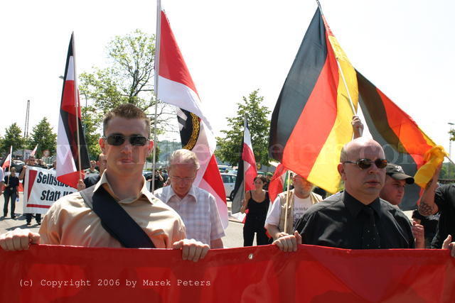 Frank Franz und Peter Marx hinter Transparent vor Fahnen "schwarz-rot-gold"