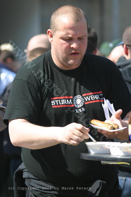 Sascha Wagner mit SS-Symbol "Schwarze Sonne" und "Sturmwehr"