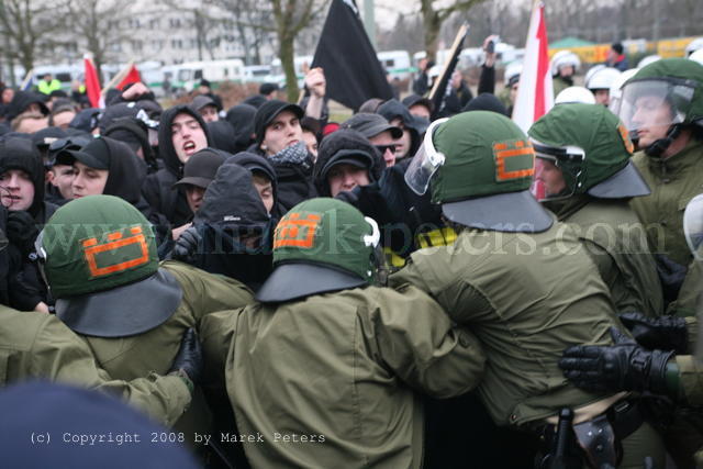 Neonazis als Autonome Nationalisten liefern sich Auseinandersetzungen mit der Polizei