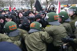 Neonazis als Autonome Nationalisten bei Auseinandersetzungen mit der Polizei