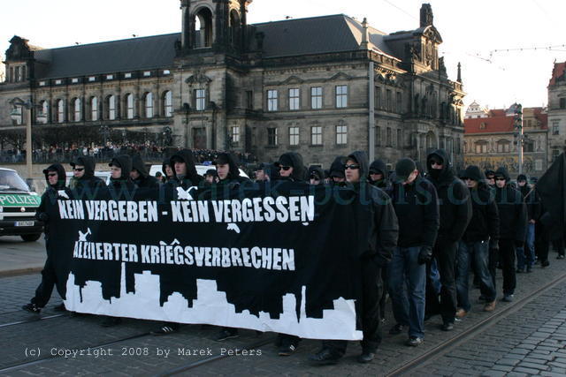 Neonazis als Schwarzer Block mit Transparent "Kein Vergeben - Kein Vergessen Alliierter Kriegsverbrechen"