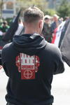 Neonazi mit Kapuzenpullover "Fight this government" mit Totenköpfen und Fadenkreuz